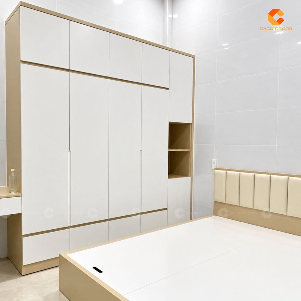 Tủ quần áo trắng phối vân gỗ trong combo nội thất anh Hiệp tại Trung An