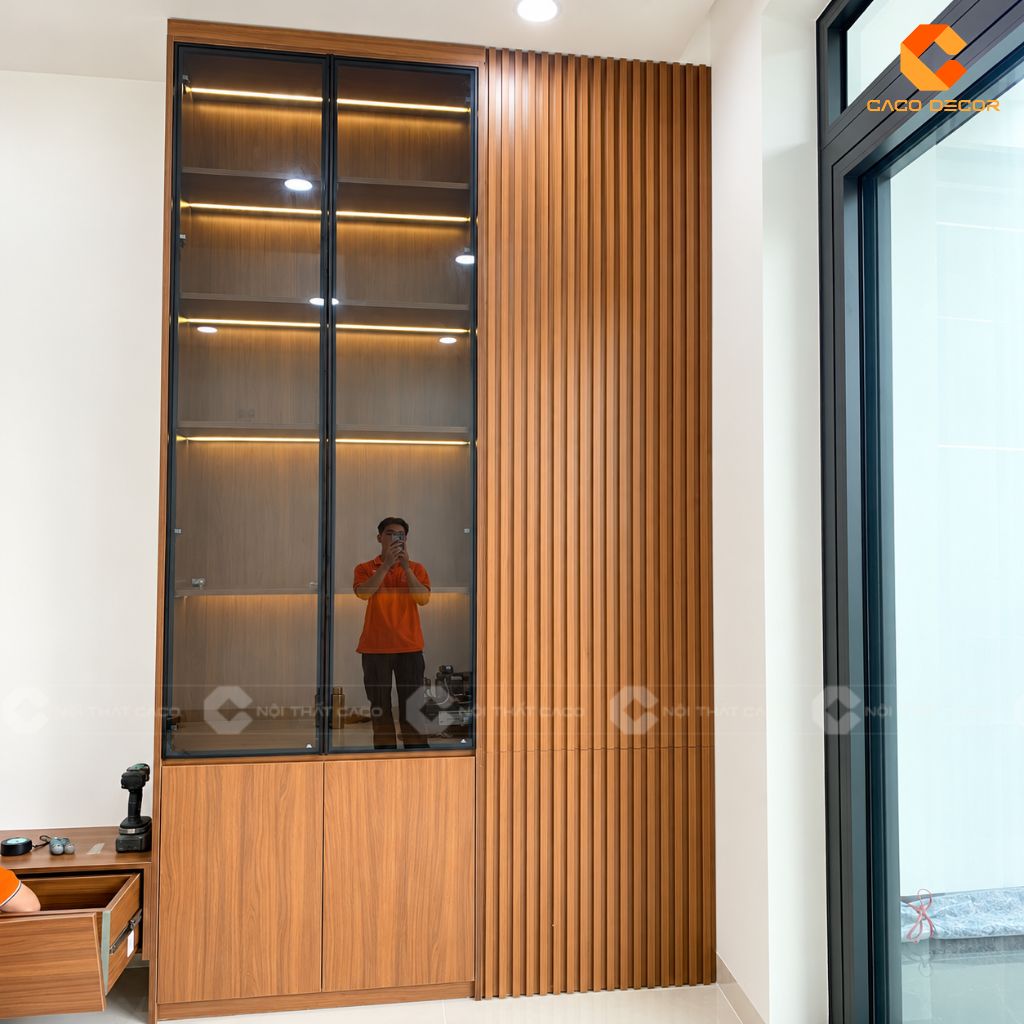 Kệ tivi treo dài kết hợp tủ kính trưng bày cao và vách lam gỗ