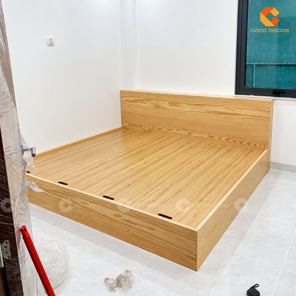 Giường ngủ gỗ tông sáng kích thước lớn tại nhà chị Mai