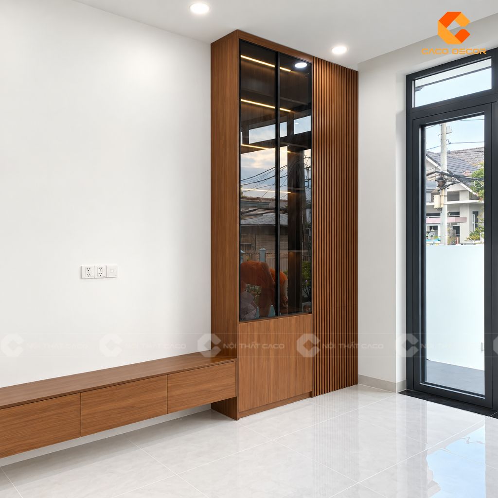 Góc nghiêng kệ tivi và tủ trưng bày gỗ tại nhà chị Mai