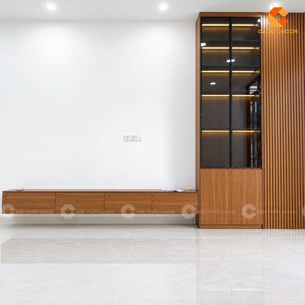 Kệ tivi treo và tủ trưng bày hoàn thiện tại phòng khách chị Mai
