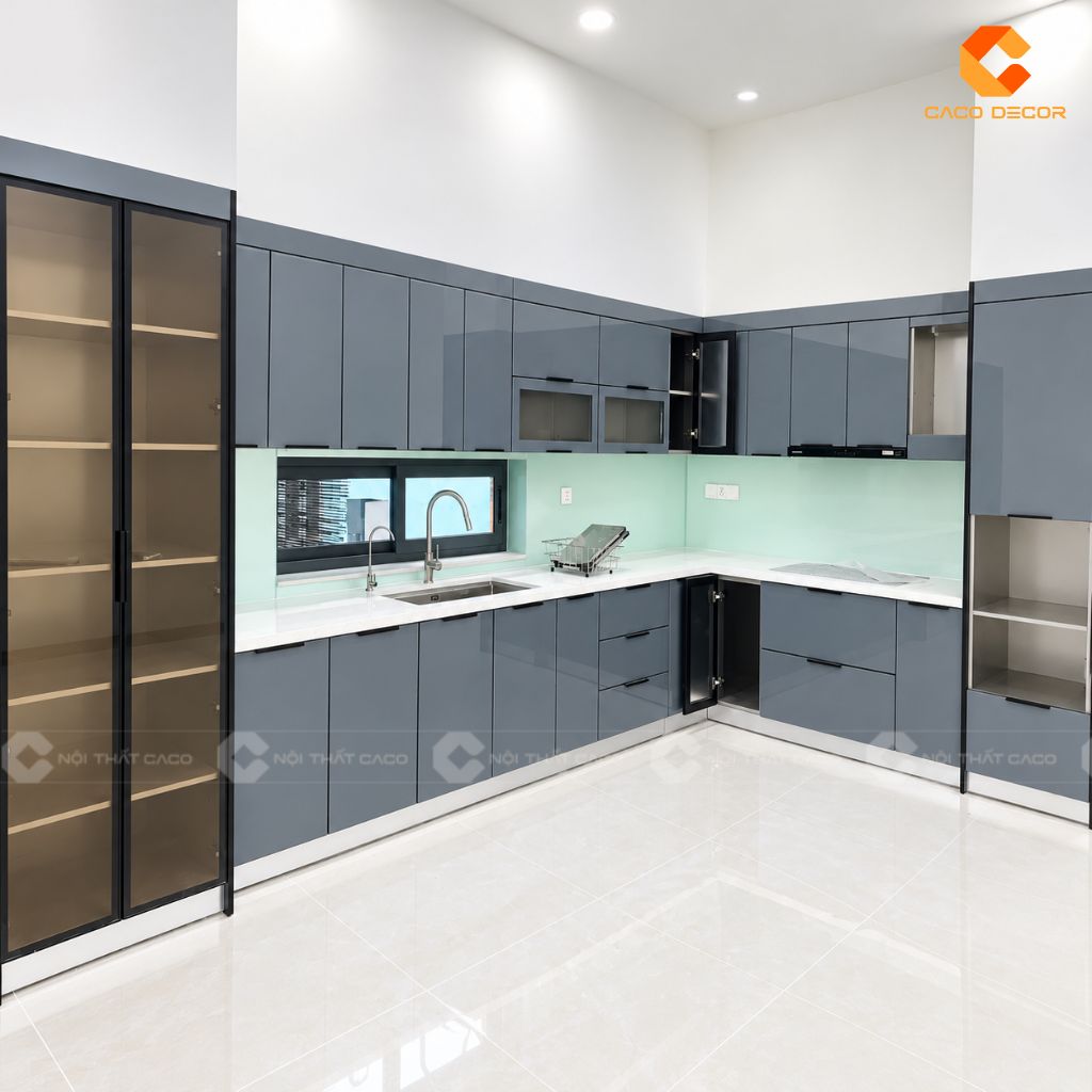 Toàn cảnh hệ tủ bếp xanh xám hiện đại sau khi hoàn thiện