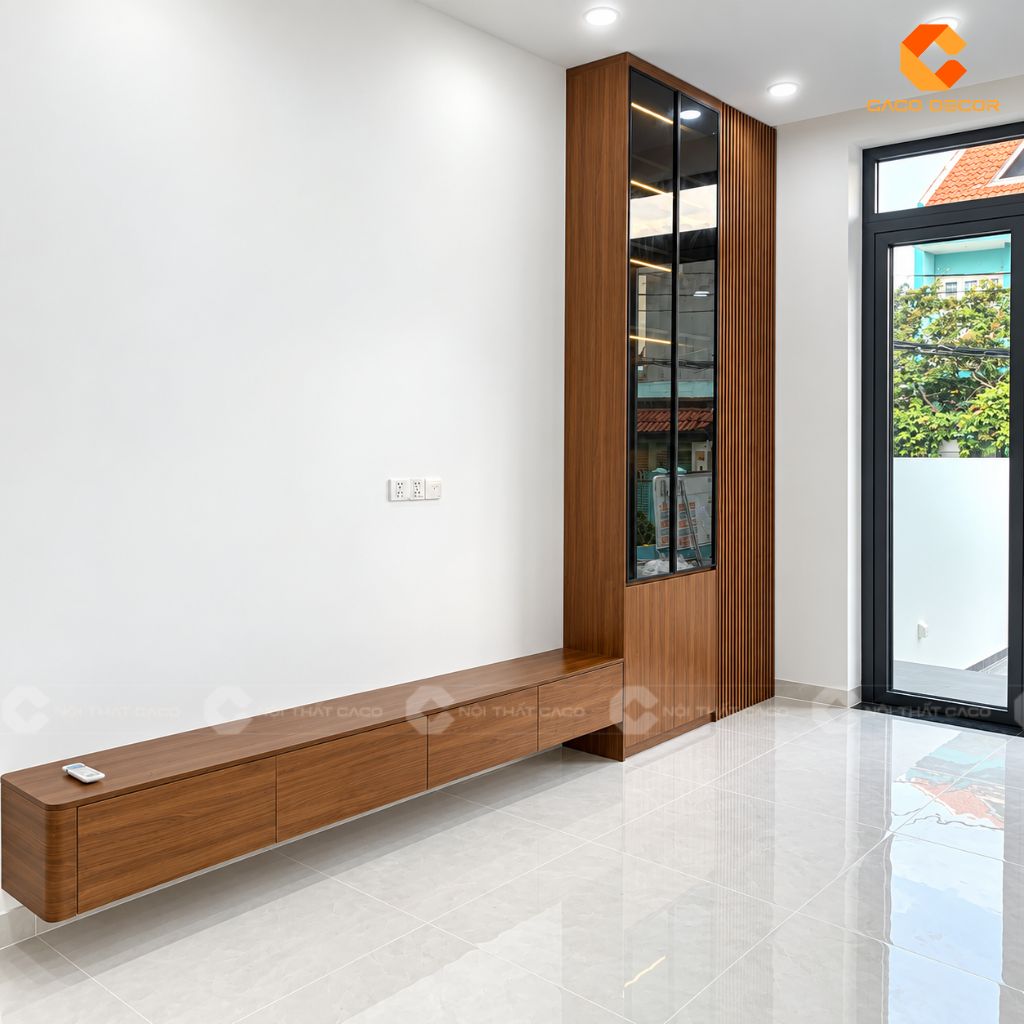 Cận cảnh tủ trưng bày kính có LED và vách lam tại phòng khách