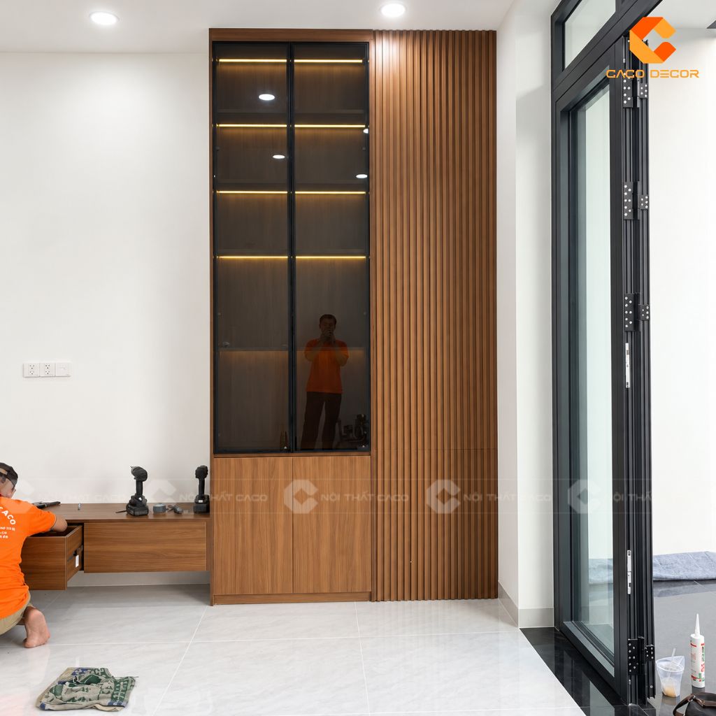 Tủ trưng bày kính khung nhôm đen có đèn LED kết hợp vách lam