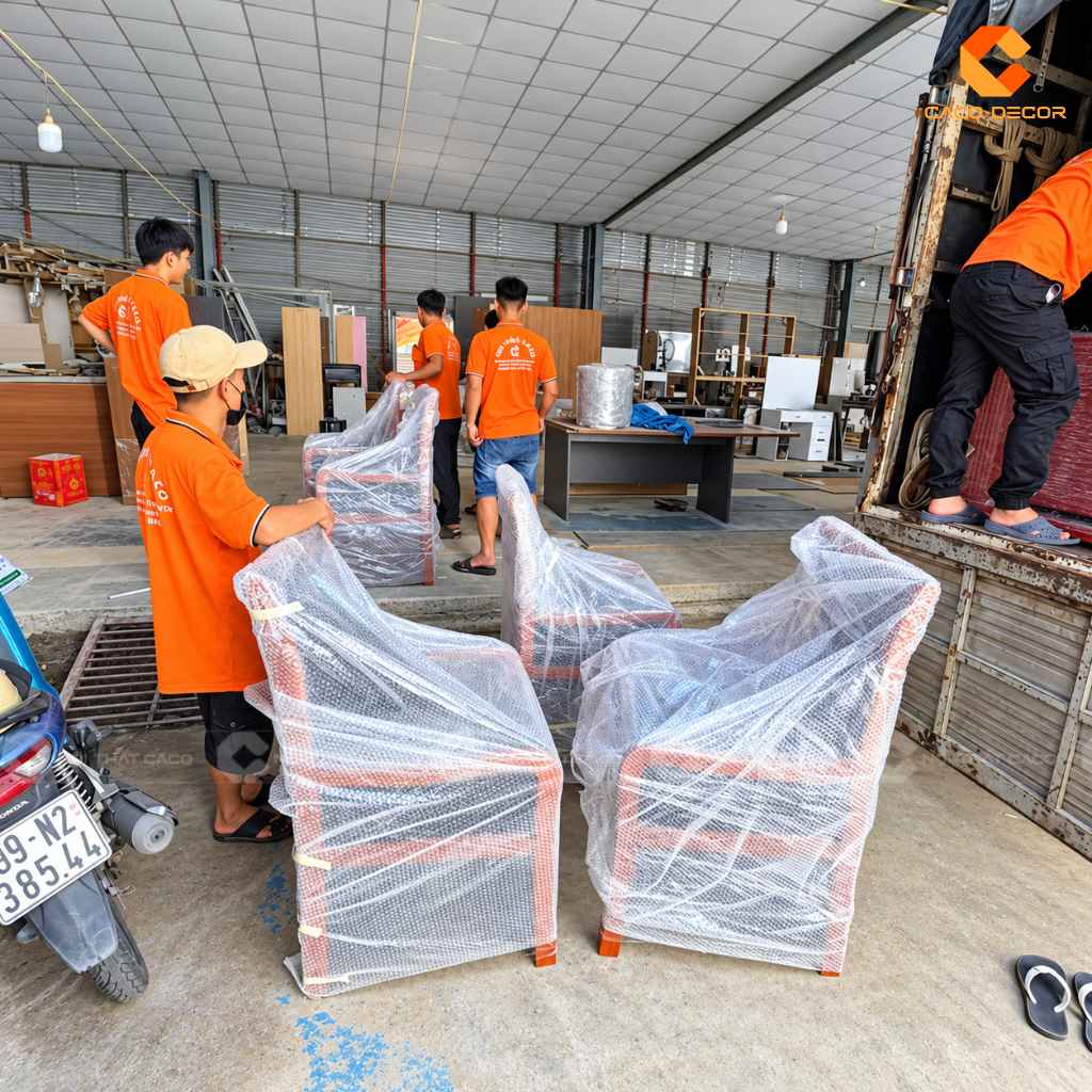 Ghế phòng họp gỗ gõ đỏ được CaCo bọc bảo vệ trước khi đưa lên xe