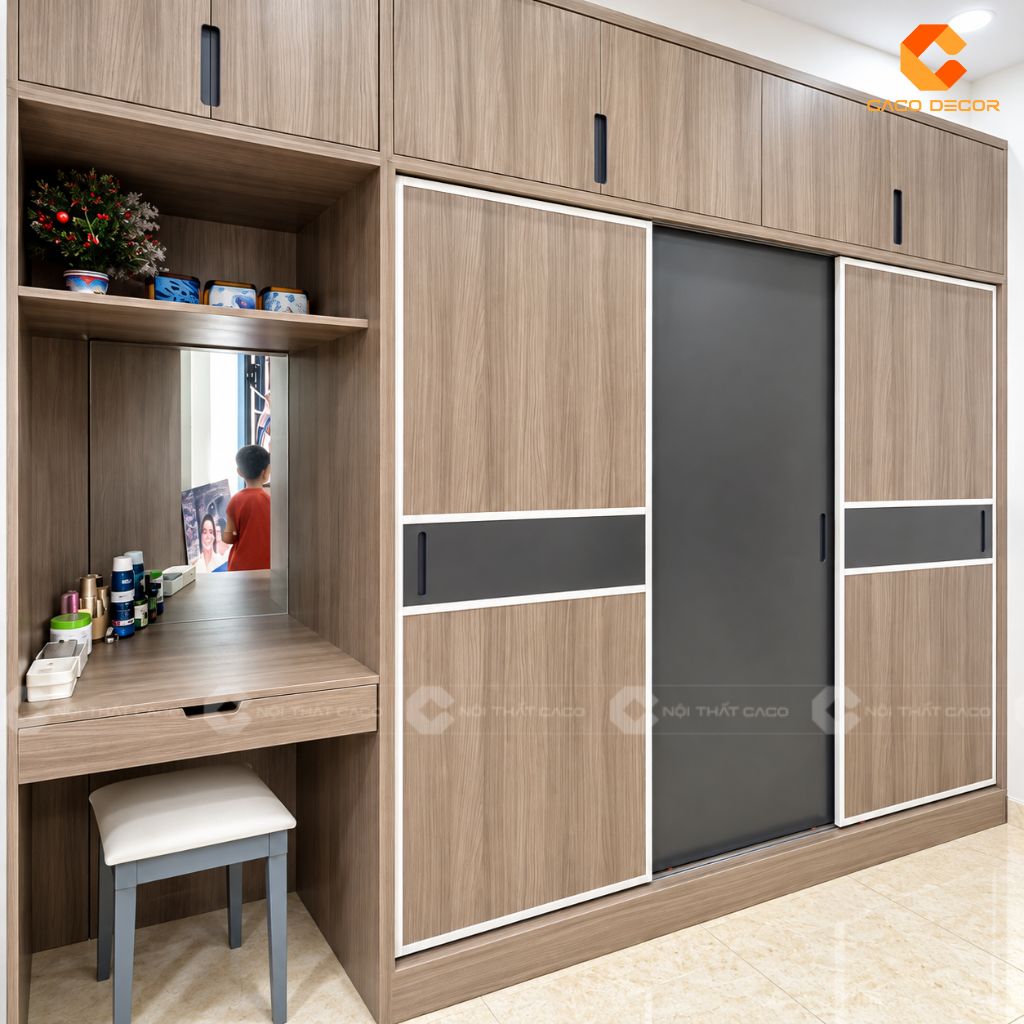 Góc nghiêng tủ quần áo cửa lùa kết hợp bàn trang điểm chị Trang