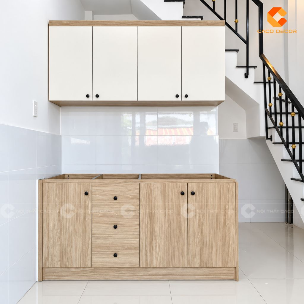 Hệ tủ bếp chị Trâm hoàn thiện gọn theo khoảng tường cạnh cầu thang