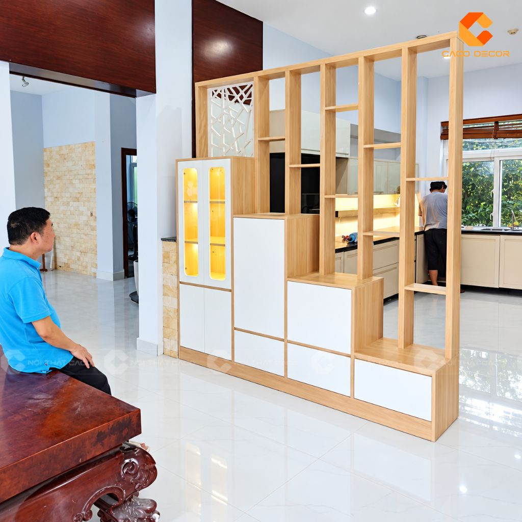 Tủ rượu kết hợp vách trang trí sau khi hoàn thiện tại phường Phú Thuận