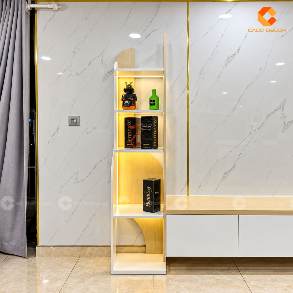 Cận cảnh kệ đứng trưng bày rượu có đèn LED tại phòng khách