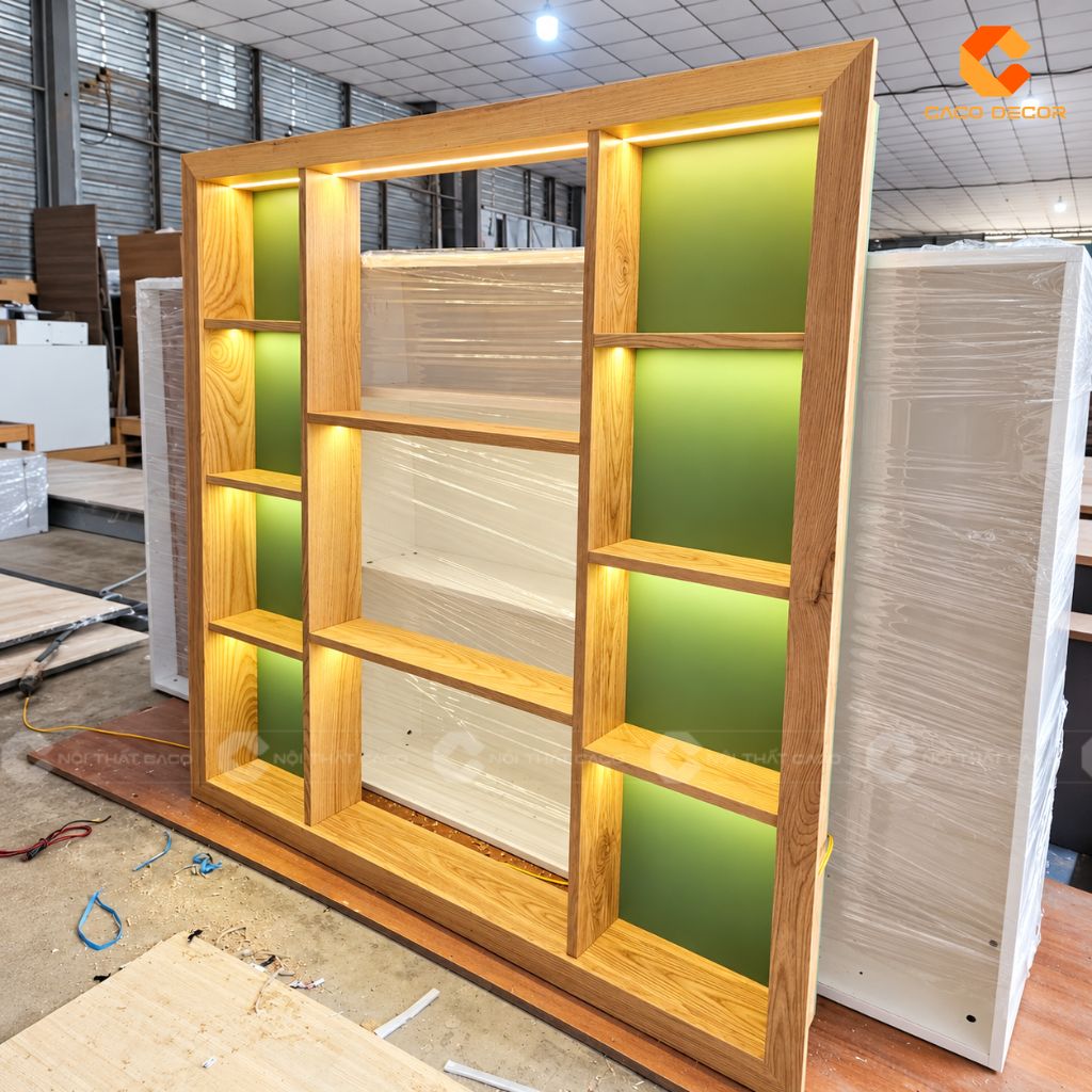Góc nghiêng kệ sách gỗ sồi có đèn LED và nhiều khoang trang trí