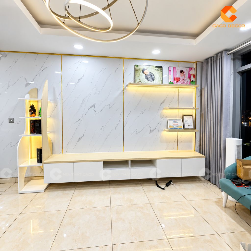 Kệ tivi và hệ kệ trang trí hoàn thiện tại căn hộ anh Hennessy