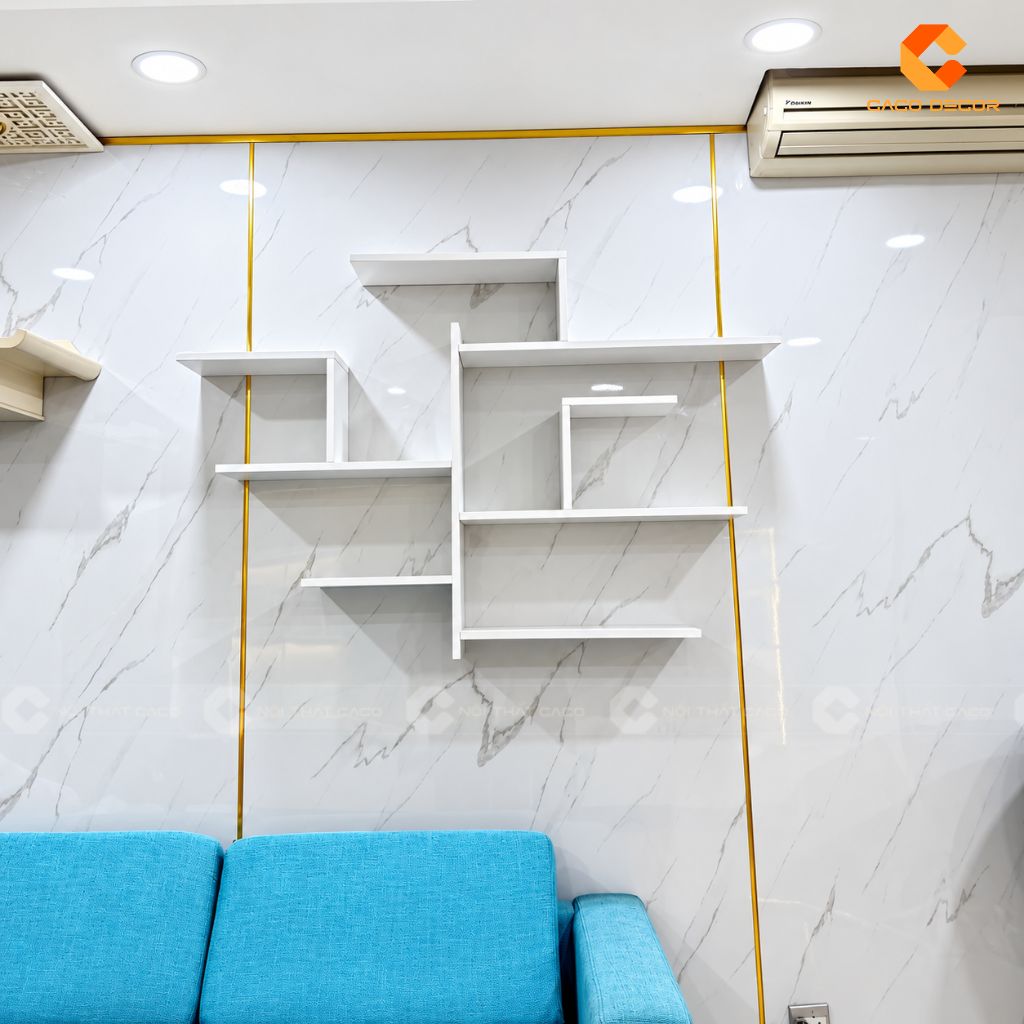 Hệ kệ treo tường màu trắng trang trí phòng khách tại Luxgarden