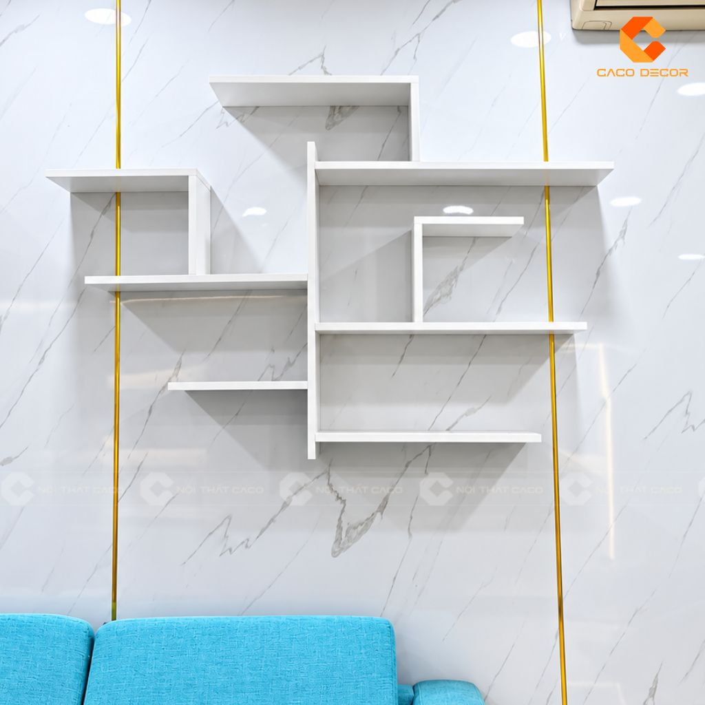 Kệ treo tường thiết kế hình học trên vách phòng khách Luxgarden