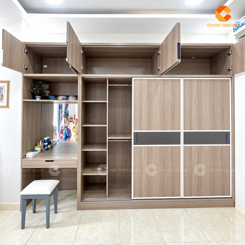 Khoang treo và chia đợt bên trong tủ quần áo cửa lùa tại Tân Phú