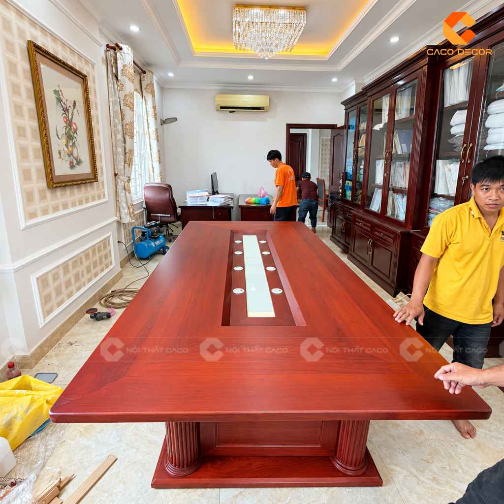 Kiểm tra mặt bàn và các chi tiết sau khi lắp đặt bàn họp gỗ gõ đỏ