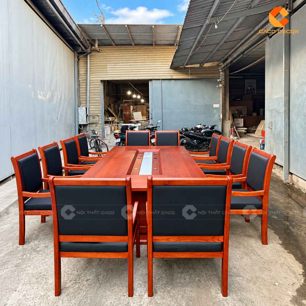 Bộ bàn ghế phòng họp gỗ gõ đỏ được kiểm tra lần cuối trước khi vận chuyển