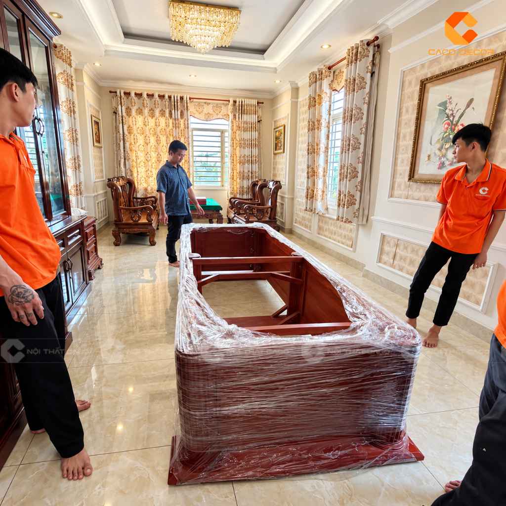 Đội thợ CaCo lắp đặt bàn phòng họp gỗ gõ đỏ tại văn phòng anh Thạch