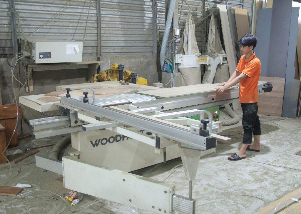 Máy dán cạnh tại xưởng CaCo
