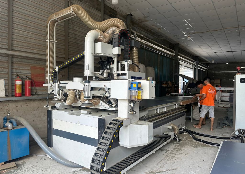 Máy cắt CNC tại xưởng Nội Thất CaCo