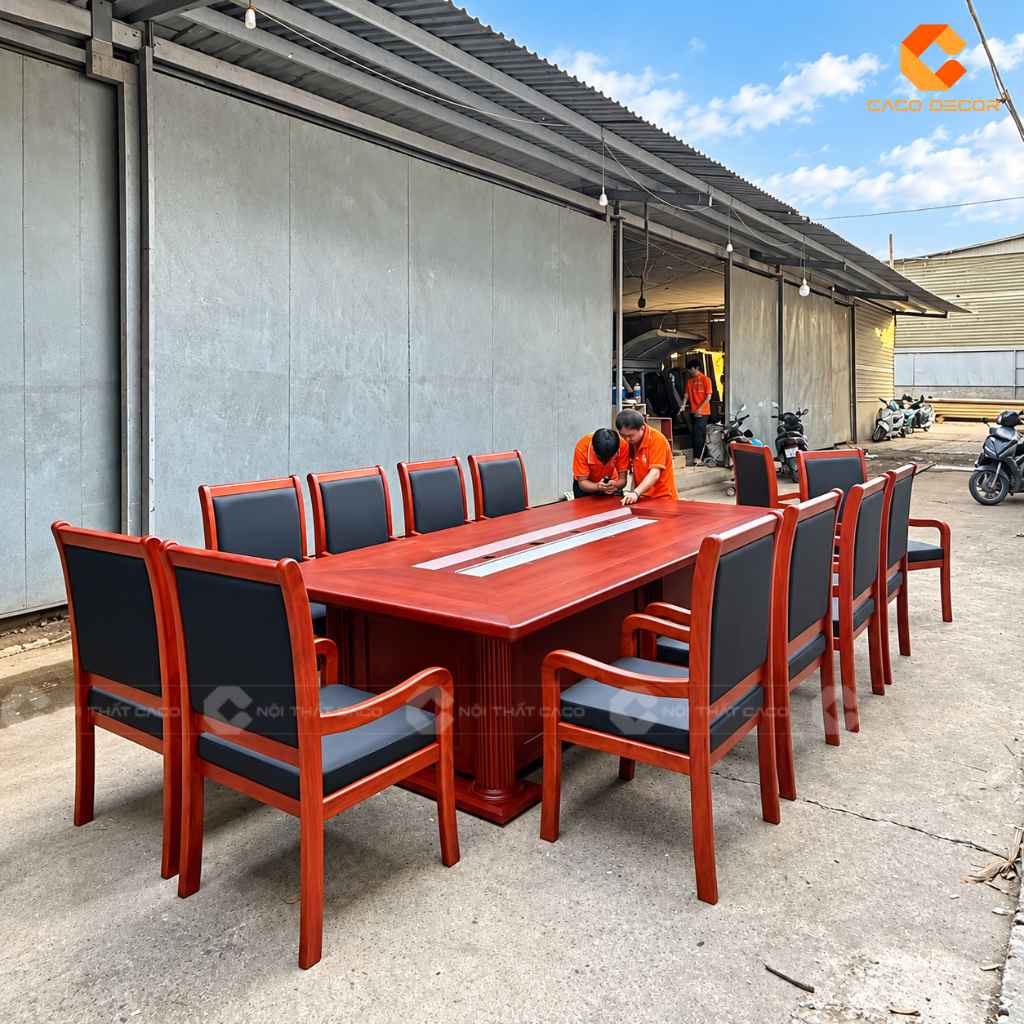 Thành phẩm bàn phòng họp gỗ gõ đỏ cùng 12 ghế trước khi đóng hàng