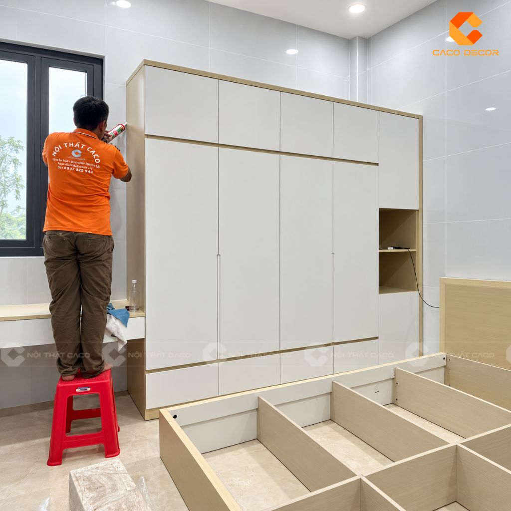 Thợ CaCo thi công và căn chỉnh tủ quần áo tại nhà anh Hiệp