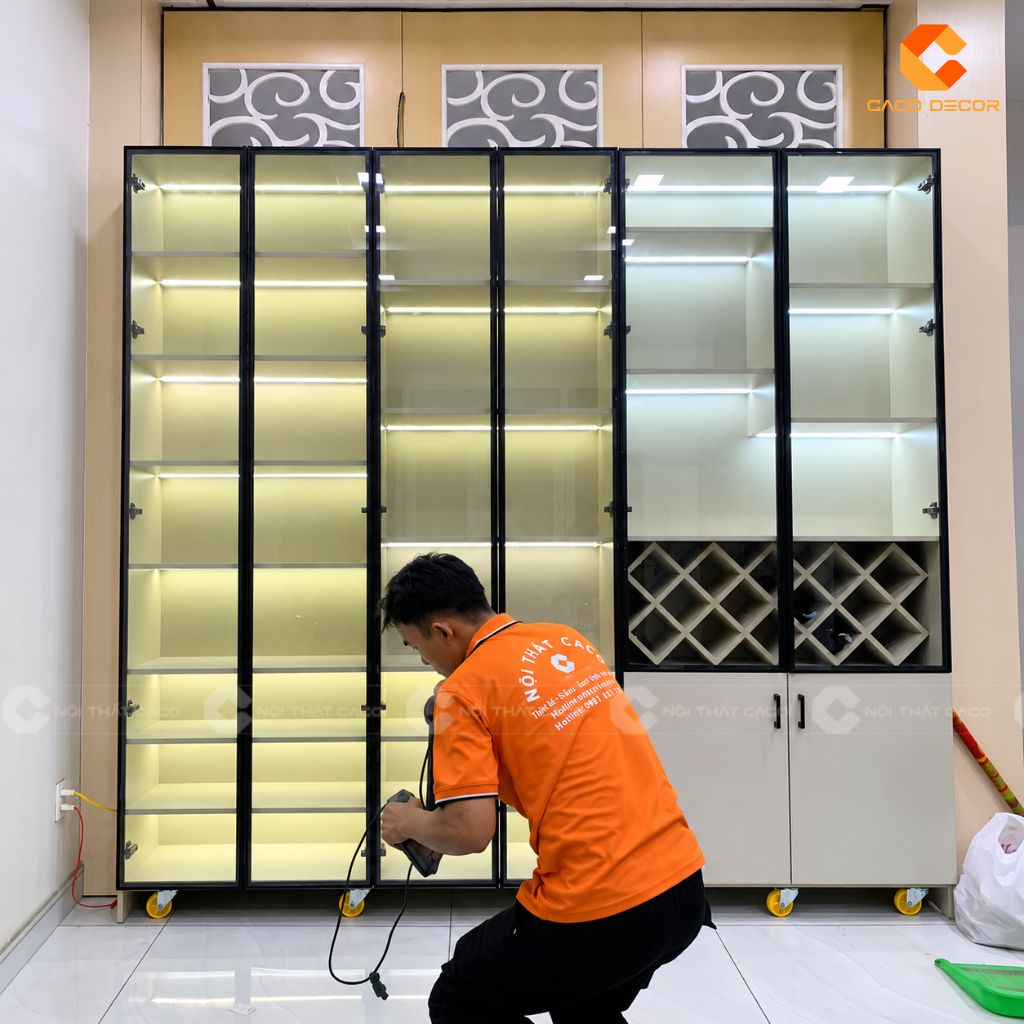 Thợ CaCo căn chỉnh hệ tủ trưng bày cánh kính và đèn LED tại công trình