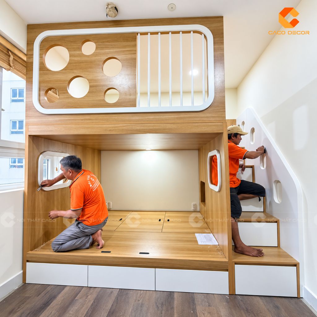 Đội thợ CaCo kiểm tra và căn chỉnh các chi tiết giường tầng trẻ em