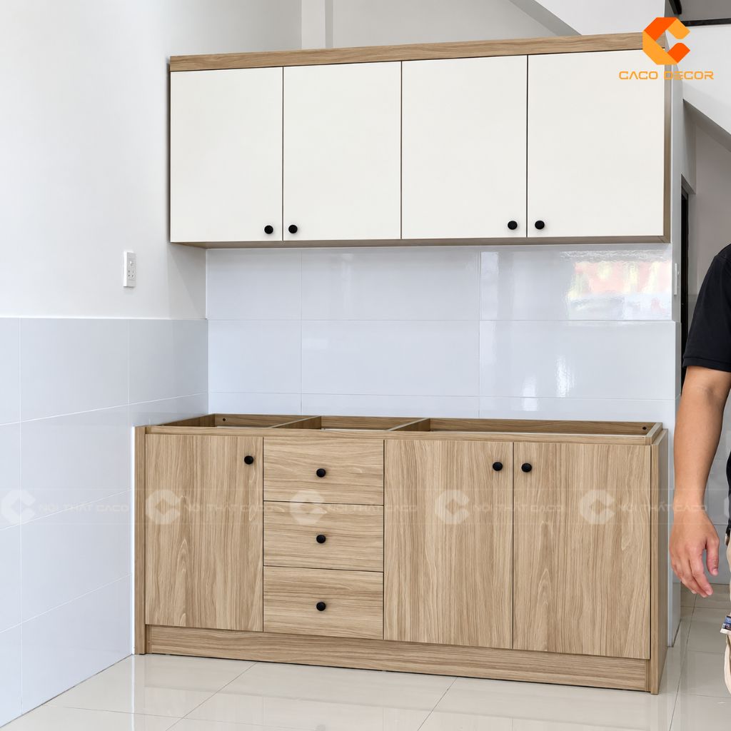 Tủ bếp cánh trắng phối vân gỗ và tay nắm tròn màu đen