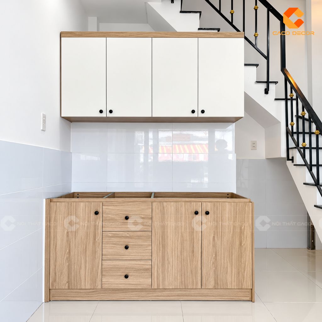 Tủ bếp gỗ công nghiệp phối vân gỗ sáng và cánh trắng hiện đại sau khi thi công