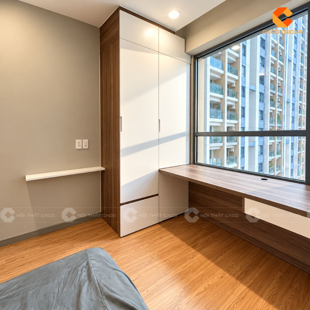 Tủ quần áo màu trắng phối vân gỗ thiết kế cao sát trần nhà chị Mai