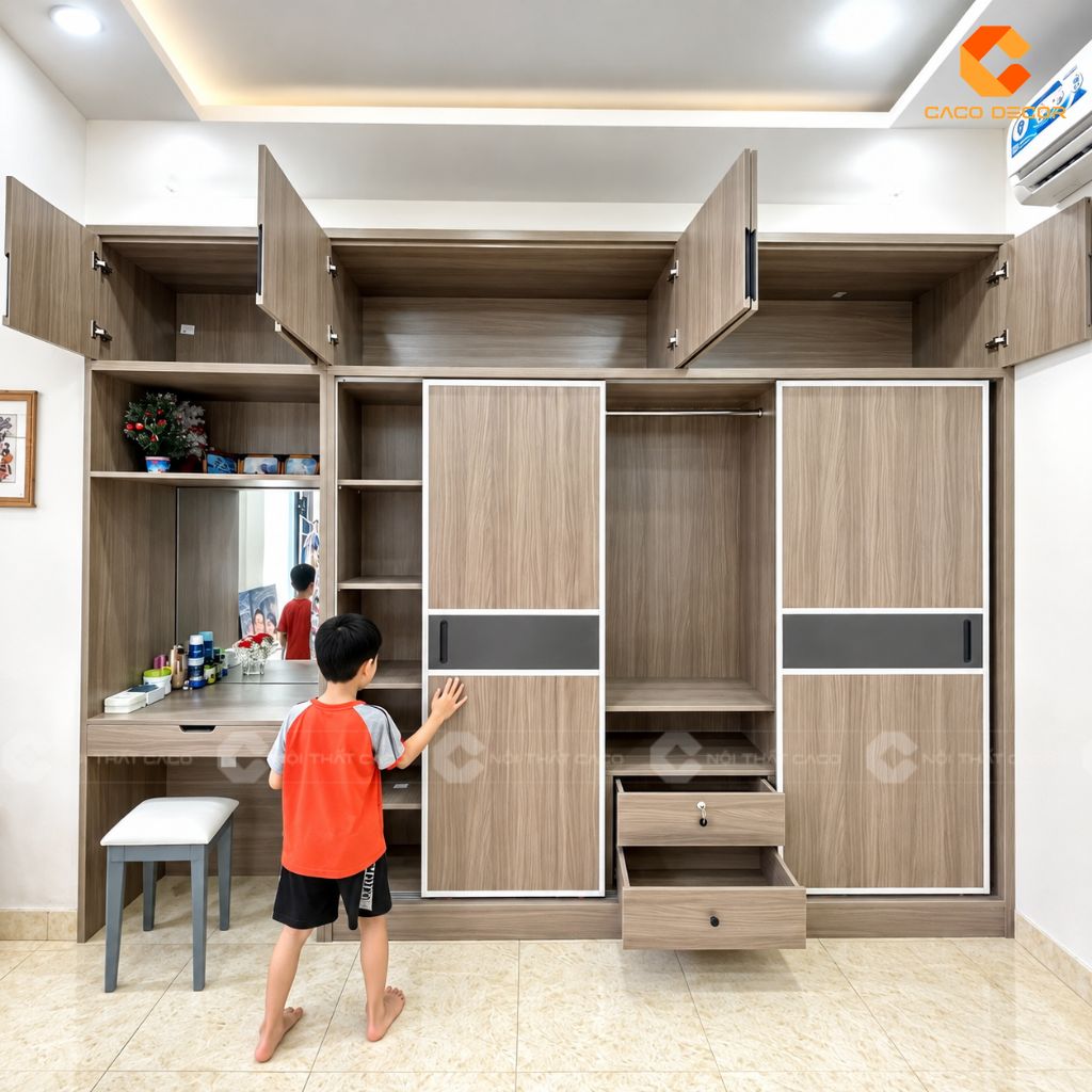 Tủ quần áo cửa lùa chị Trang tại Tân Phú mở các khoang lưu trữ