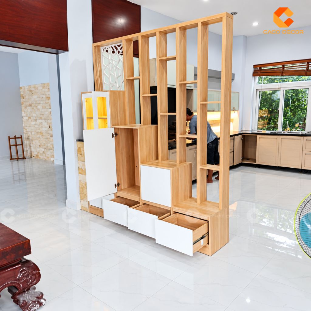 Tủ rượu phối vách trang trí giúp phân chia không gian phòng khách