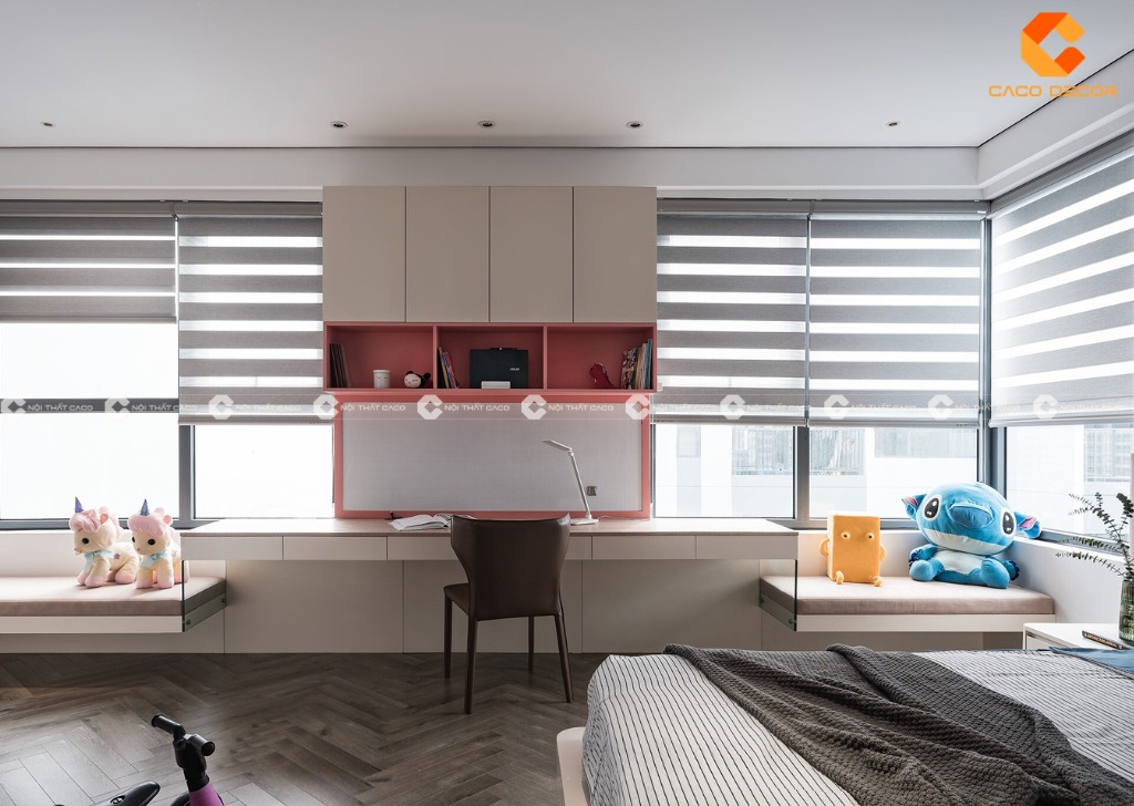 Bàn học đặt sát cửa sổ tận dụng ánh sáng cho trẻ học tập tốt hơn