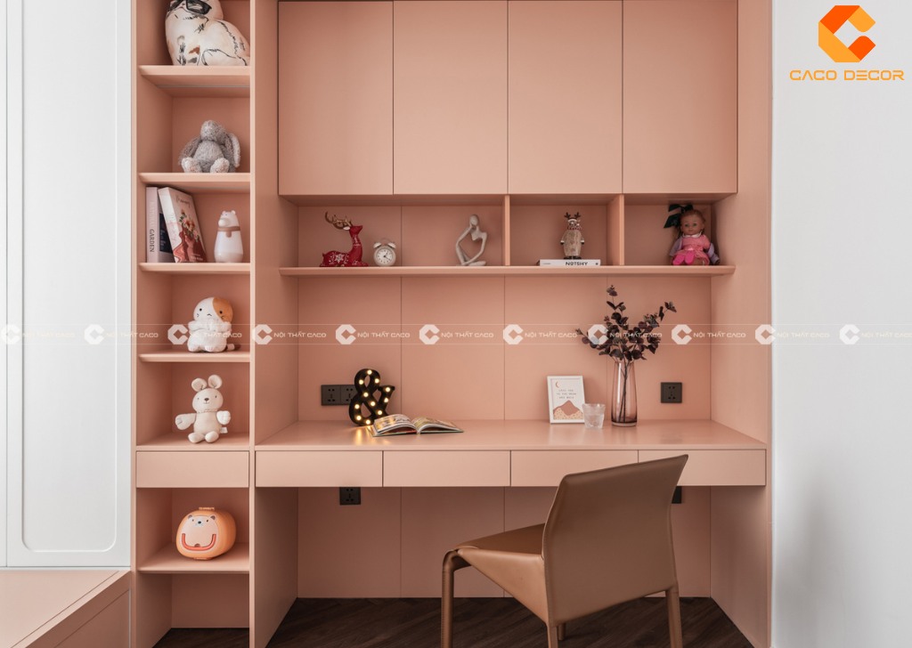 Bàn học với màu sắc tươi sáng giúp tạo sự hứng thú và động lực cho trẻ trong việc học tập.