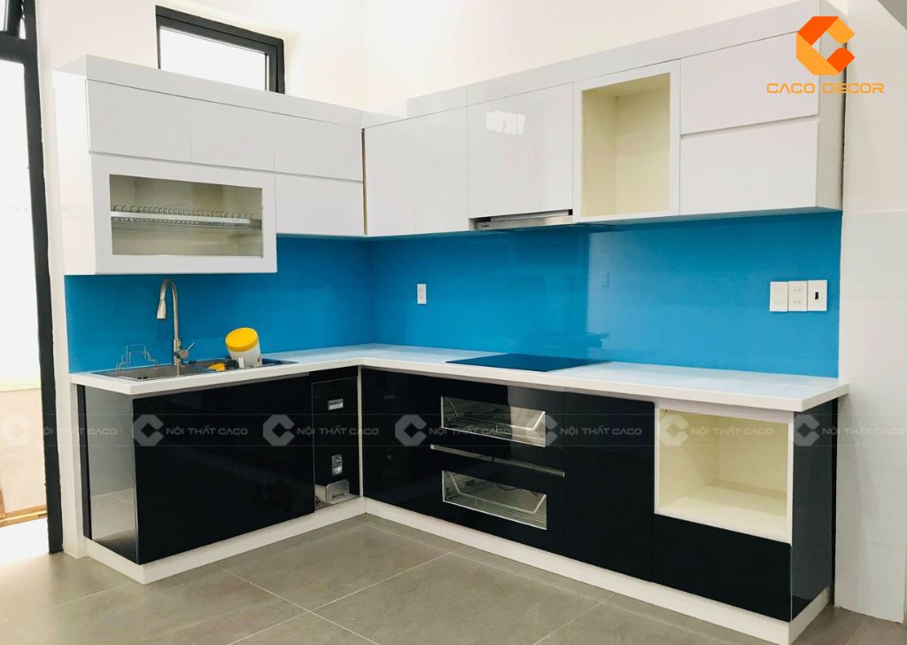 Thiết kế tủ bếp nhựa phối màu trắng đen hiện đại