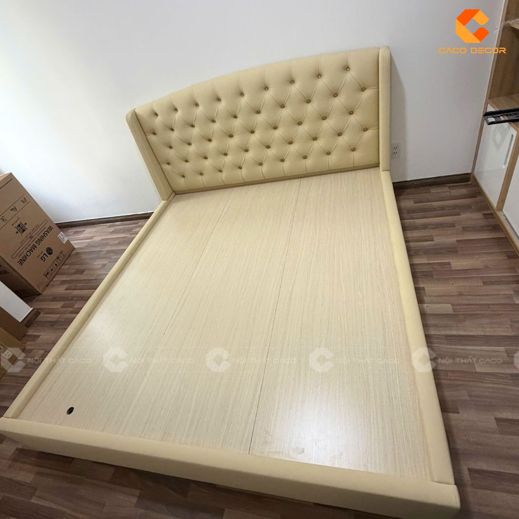 Giường ngủ bọc nệm màu vàng chụp tại nhà khách