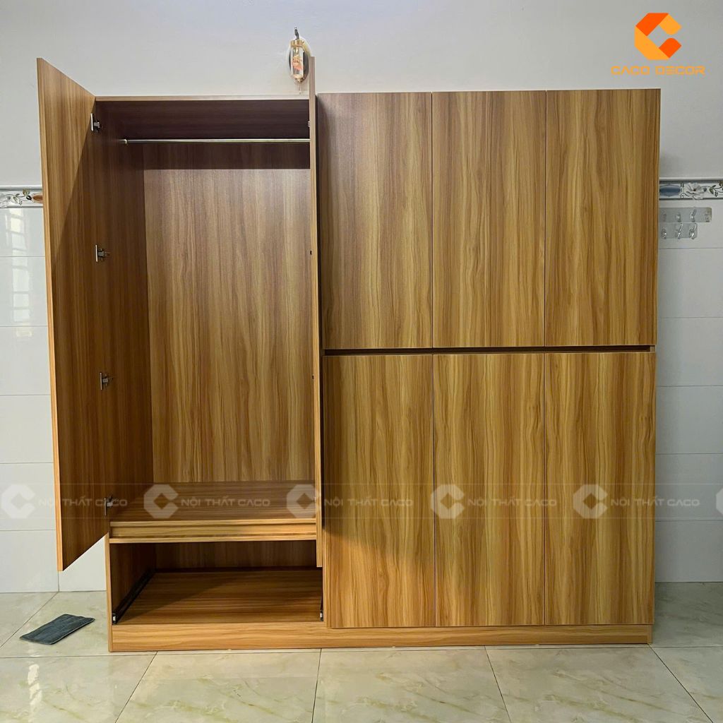 Ảnh chụp thực tế khoang treo đồ bên trong tủ quần áo