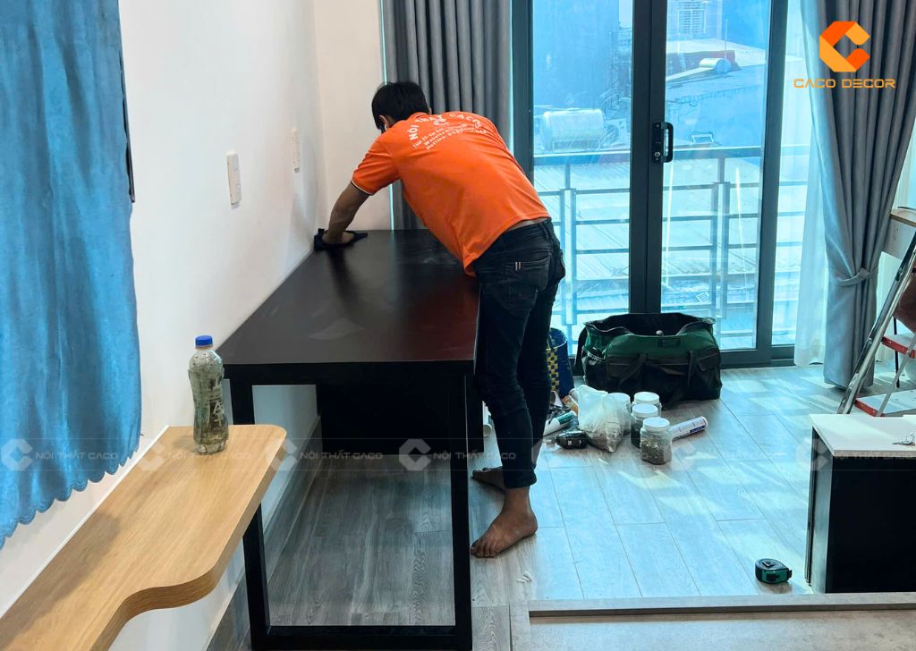 Bàn làm việc được chụp thực tế tại nhà khách