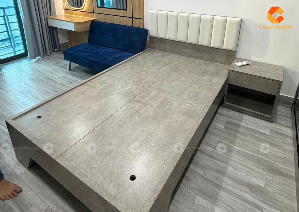 Giường ngủ bọc đầu nệm chân cao tại nhà khách