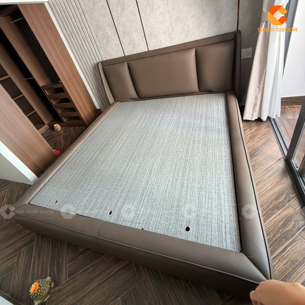 Mẫu giường ngủ bọc da được chụp thực tế tại nhà khách