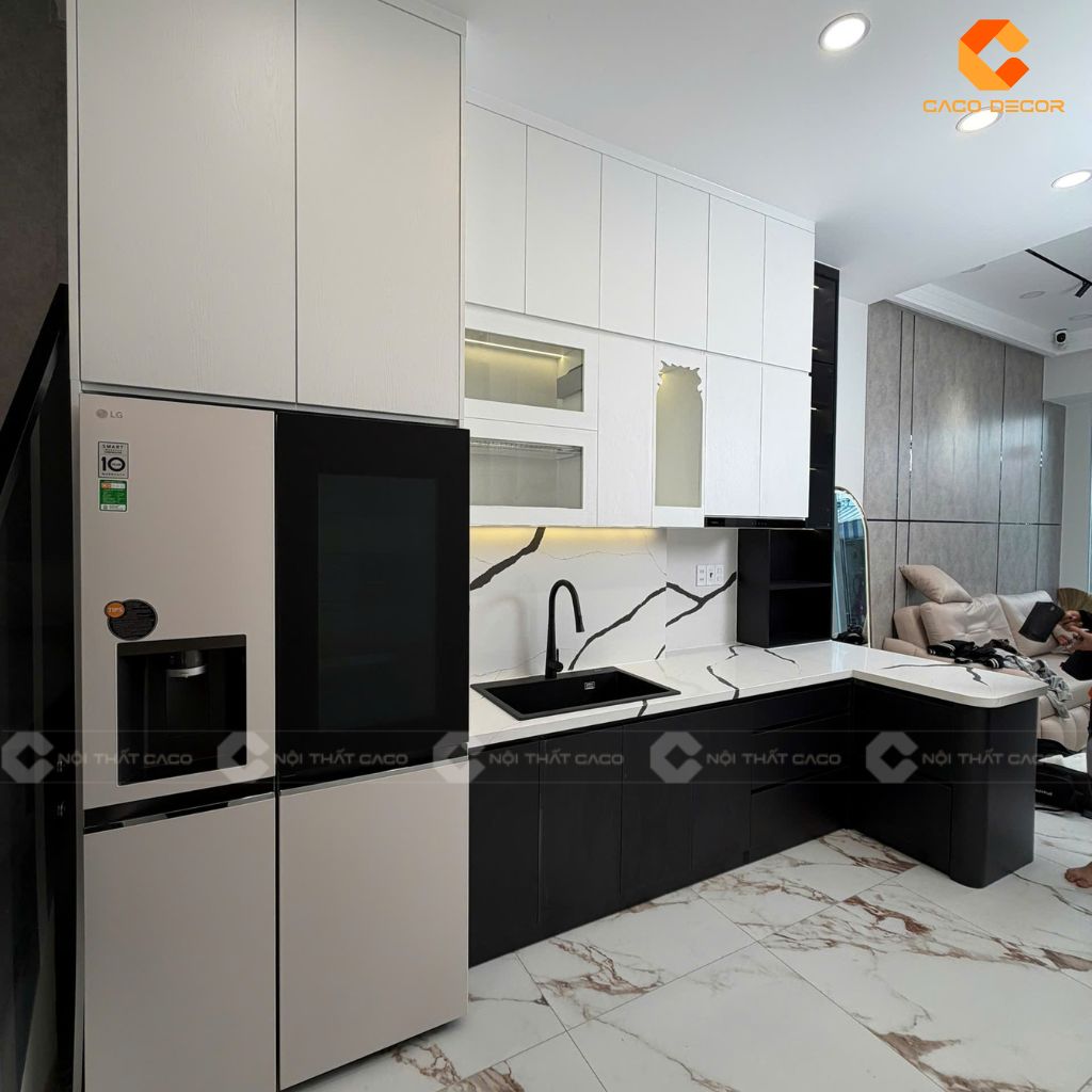 Hình thực tế tủ bếp chữ L bàn giao tại nhà khách