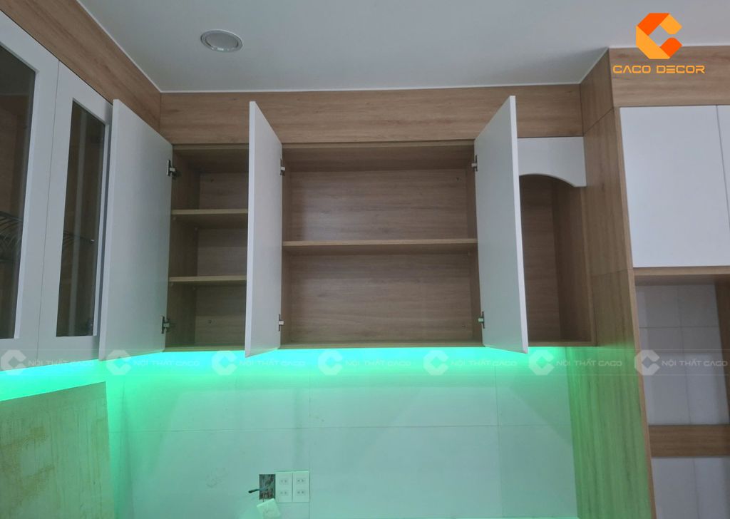 Hình chụp các khoang kệ tủ bếp trên