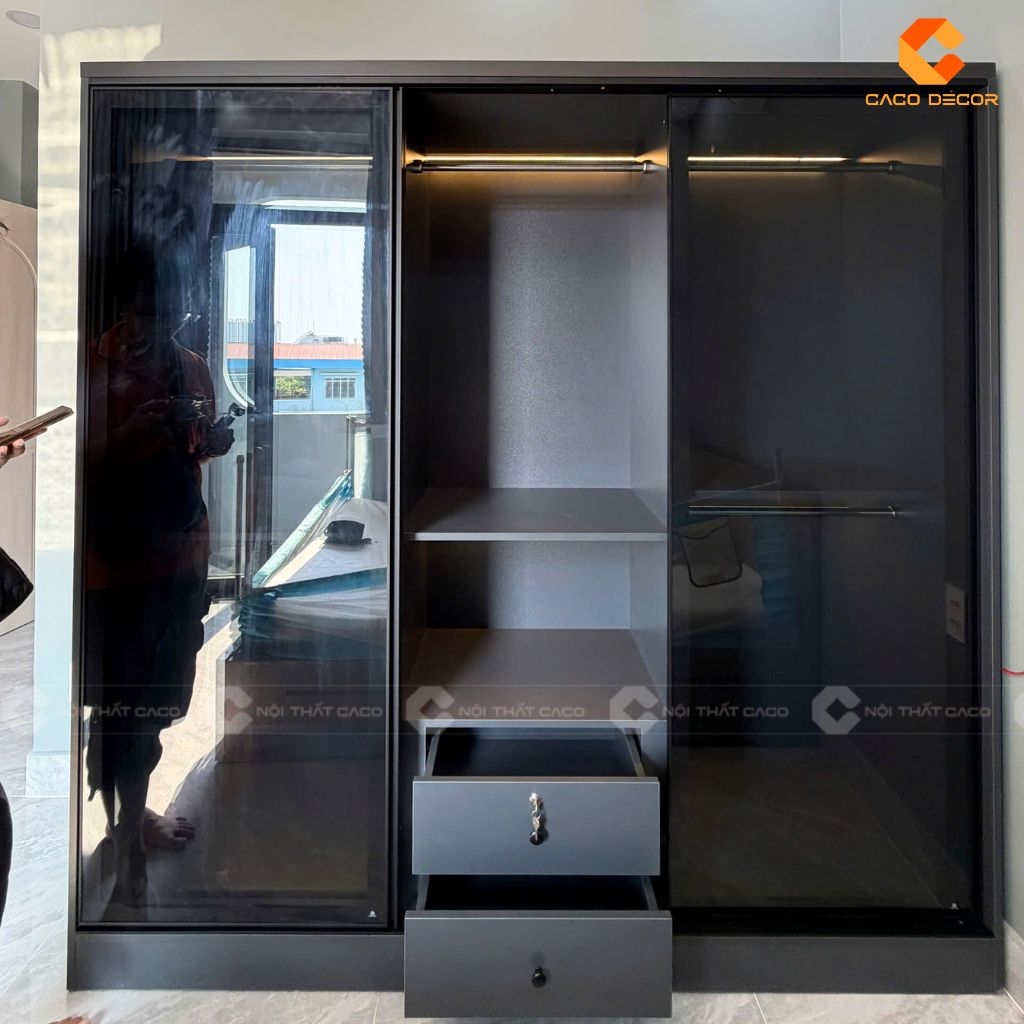 Hình chụp thực tế tủ quần áo cánh kính tại nhà khách