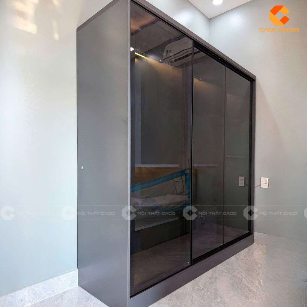 Ảnh chụp tủ quần áo cánh kính TAK093 tại nhà khách