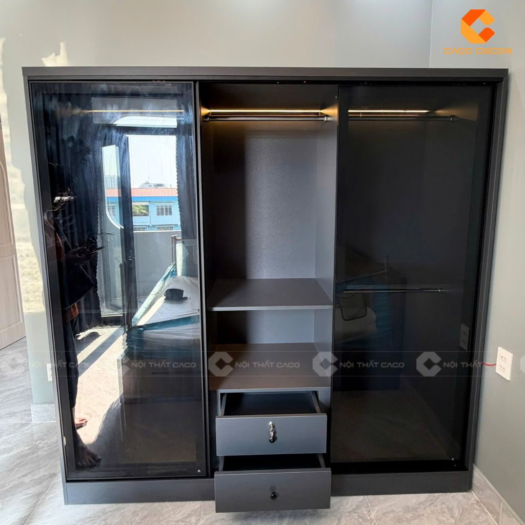 Hình chụp thực tế tủ quần áo cánh kính TAK093 khi bàn giao