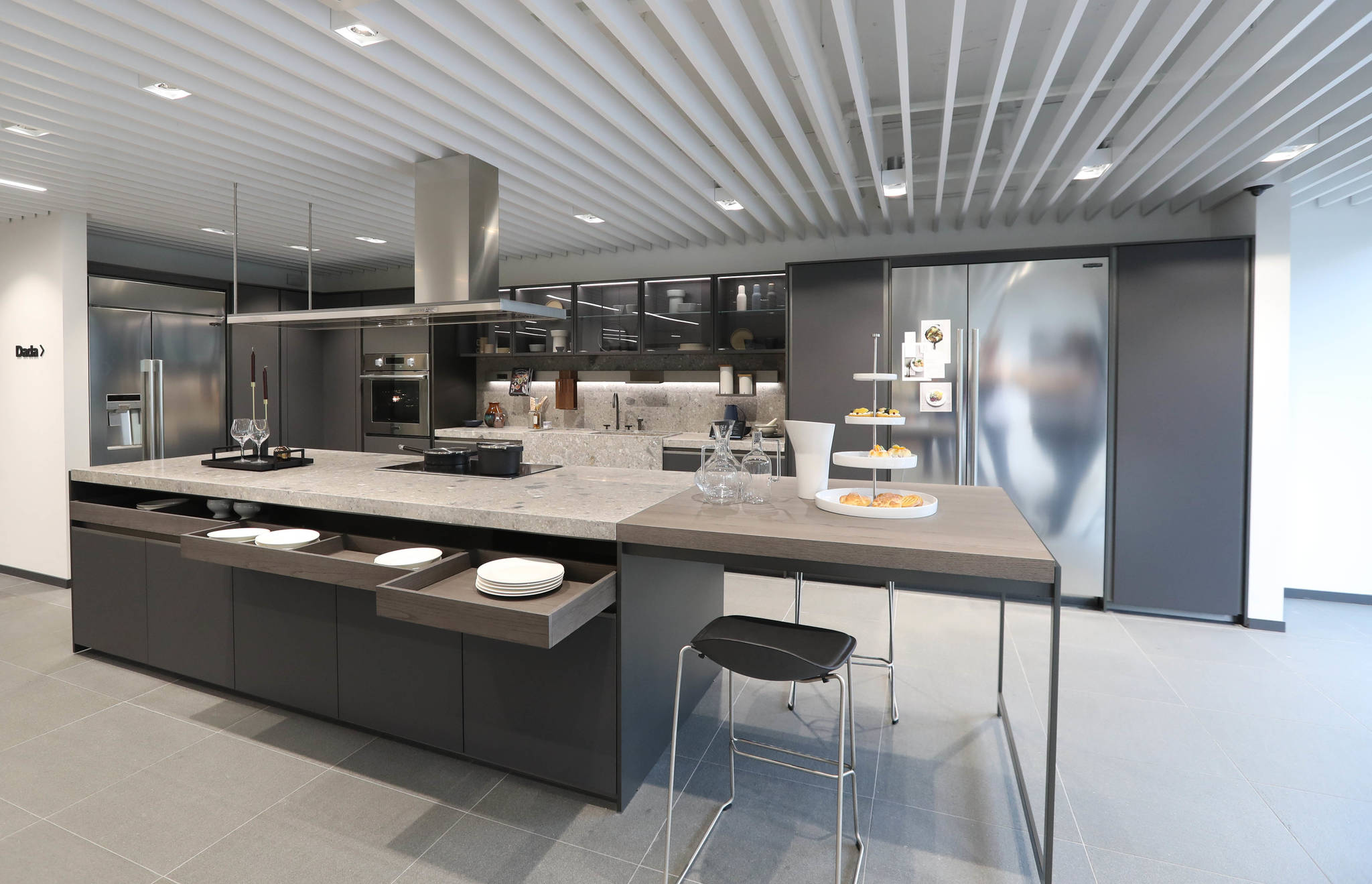 Tủ bếp cánh acrylic thể hiện sự sang trọng và hiện đại