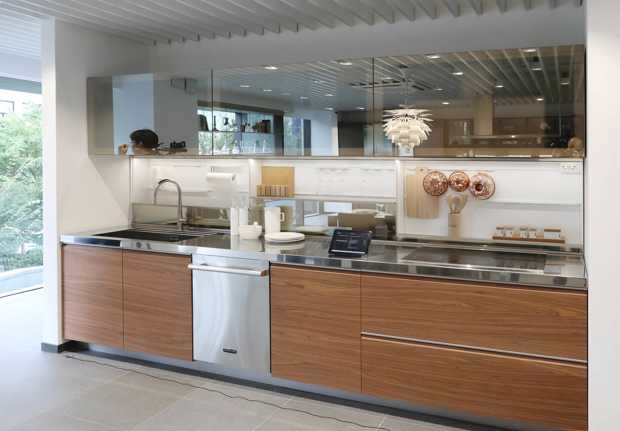 Tủ bếp Acrylic trắng với cánh tủ bếp trên vân gỗ đẹp - lạ mắt