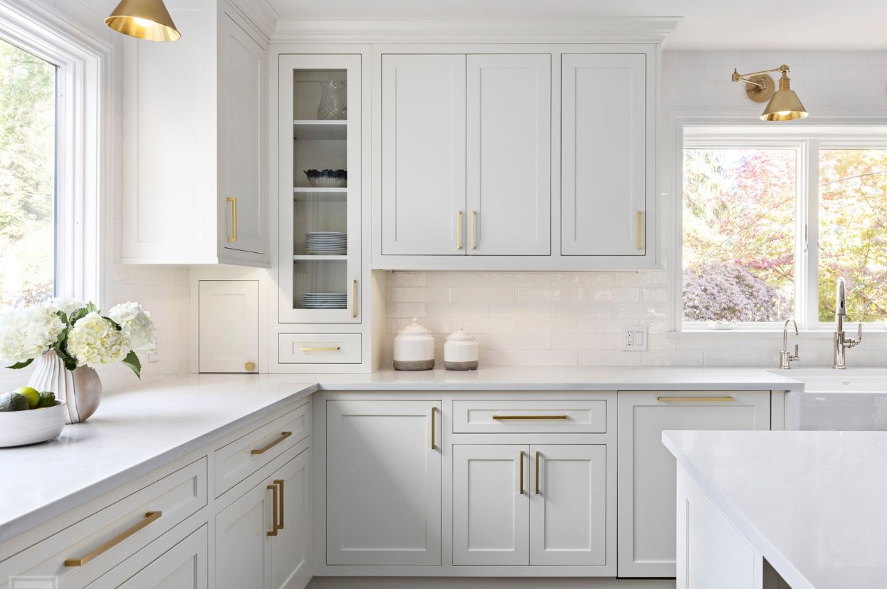 Tủ bếp khung nhôm tone trắng chủ đạo