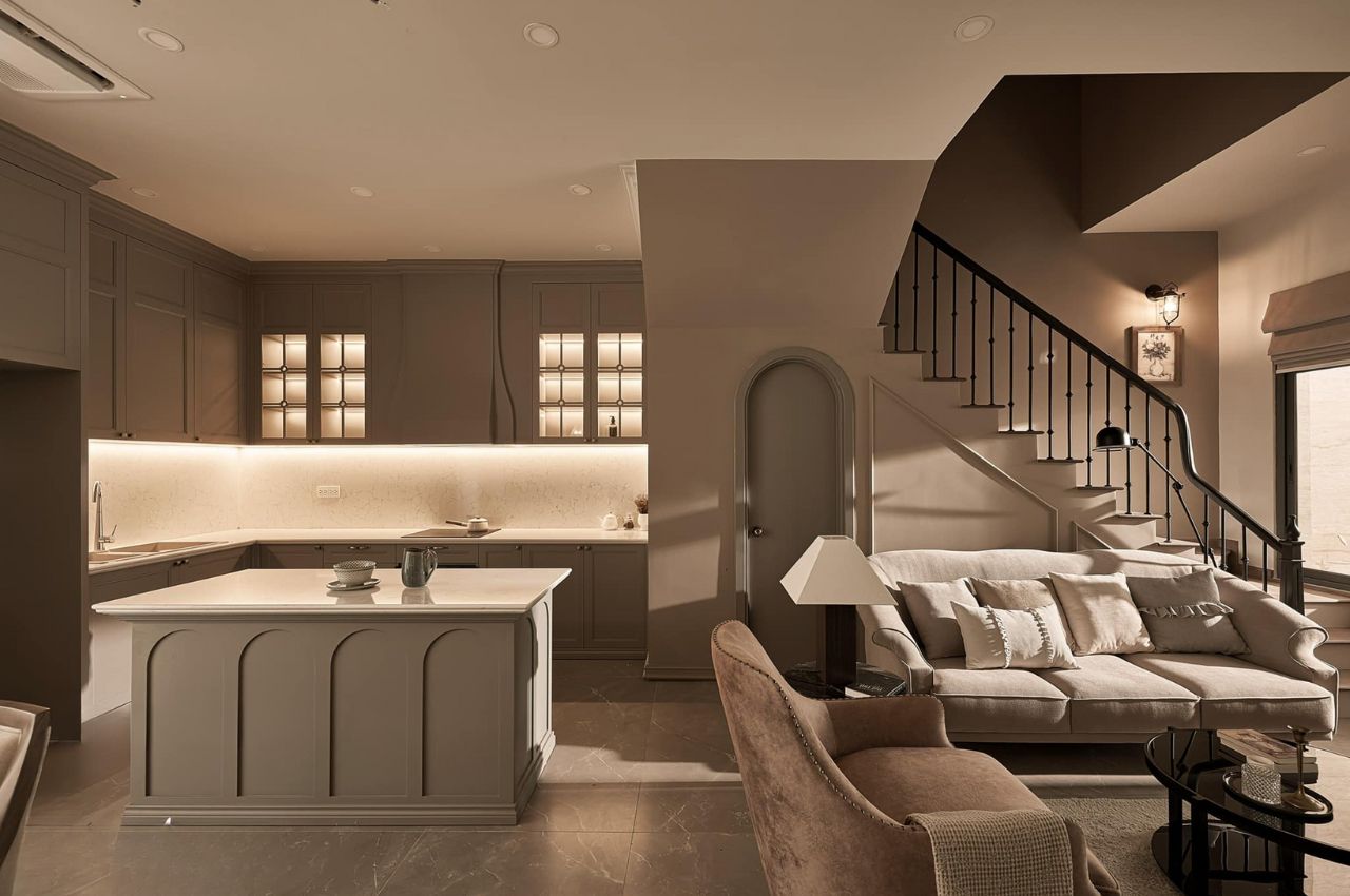 Phòng khách liền bếp nhà ống - có cầu thang