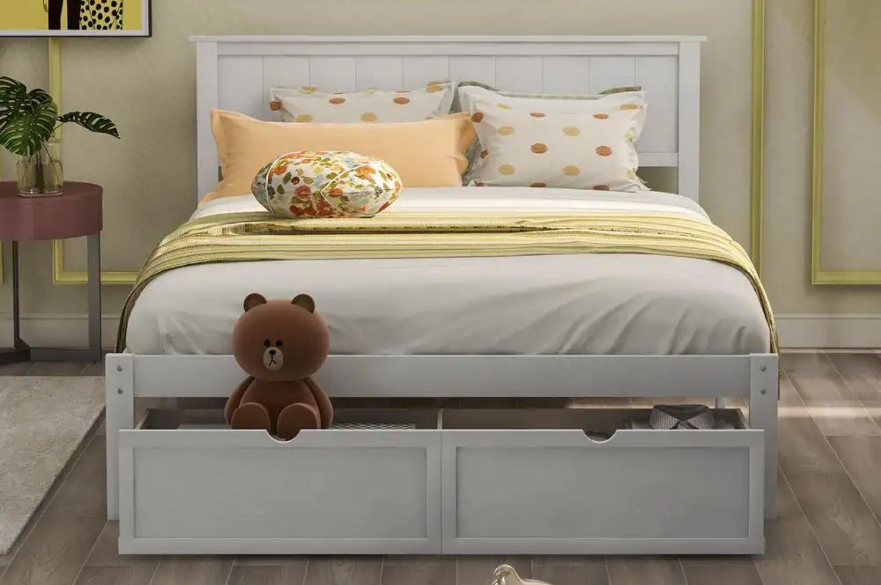 Giường ngủ có chân được thiết kế với các ngăn kéo lưu trữ đồ đạc